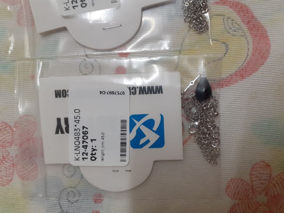 Vendo colares/fios revestidos cor de prata. Novos com etiqueta