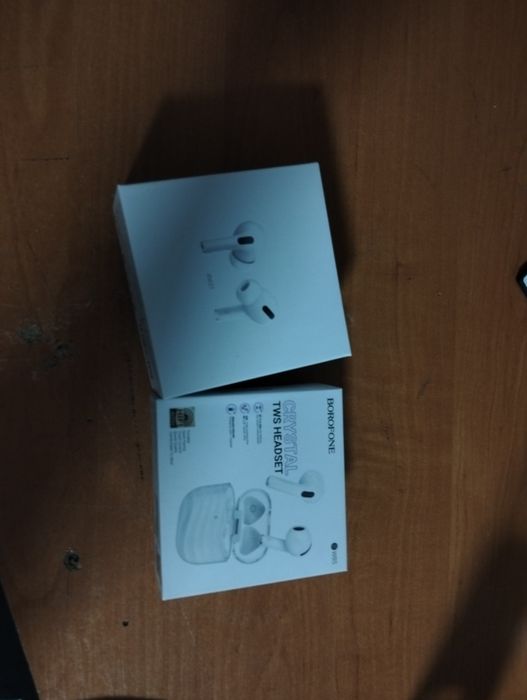 Продам или обменяю две пары наушников одни новые а другие заидают