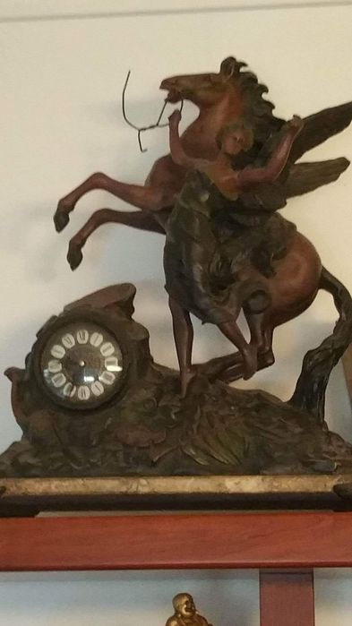 Estátua cavalo com relógio