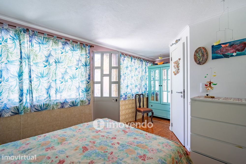 Moradia T4 mais Anexo T1, com jardim, na Caparica