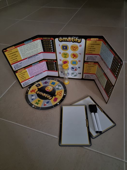 Vendo jogo de tabuleiro - Emotify, da Diset