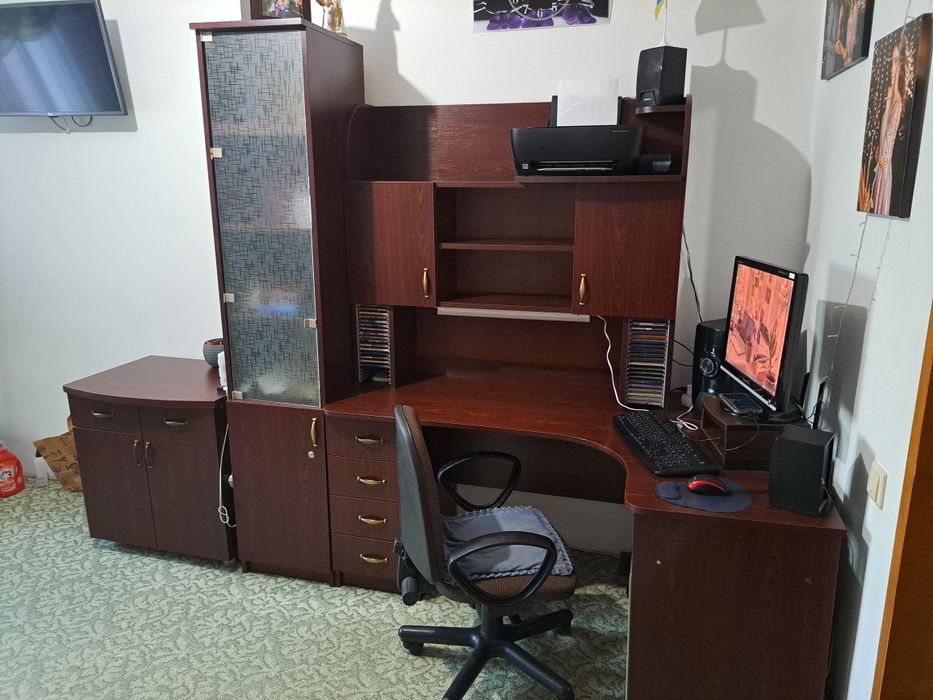 Комп'ютерний стіл.