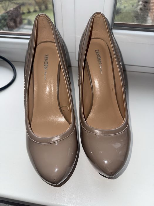 Туфлі закриті бежевого кольору