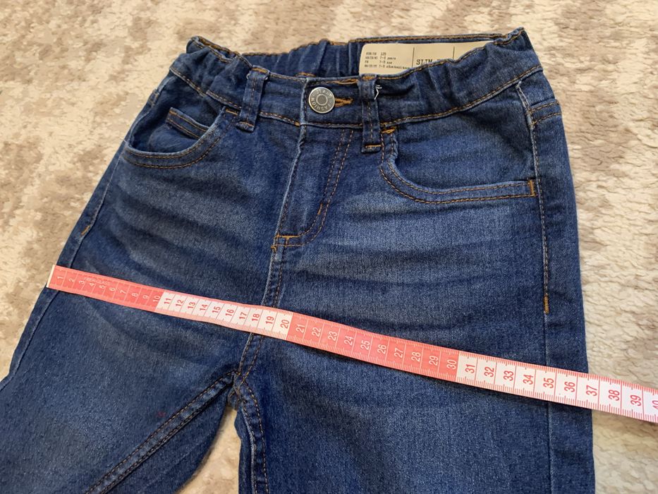 Cienkie elastyczne jeansy slim fit dla chłopca Lupilu rozmiar 128