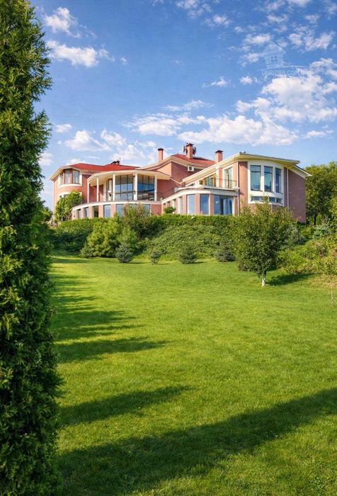 Дом 800 кв. VIP-уровня.Бассейн с подогревом, сауна, бильярд,генератор.