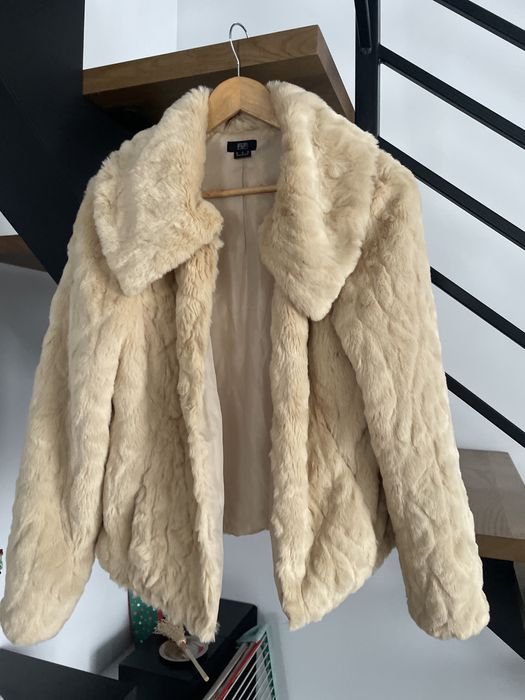 Krotkie bezowe sztuczne futerko roz 40