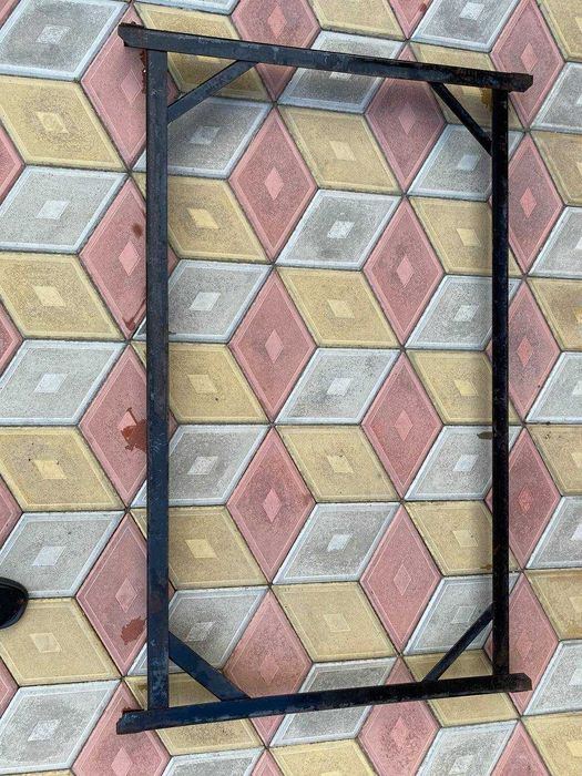 Продам стойки  (столбы железные) , стеллажи, уголок 40*40