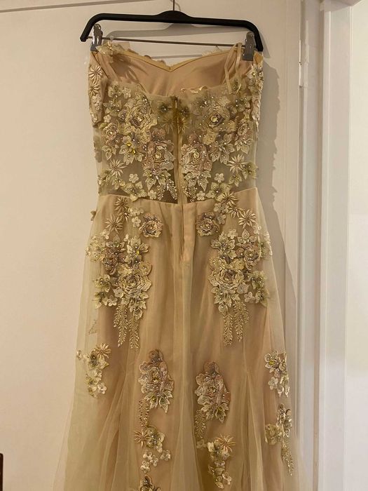 Vende-se vestido longo bordado em tule, nunca usado, tam S/M (36/40)