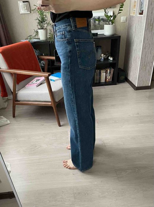 Джинси levi’s high loose нові шикарноі
high loose 
розмір - 29 (М)
довж 109/75
Посадка- 40
пот 39-41
поб 52
77% бавовна, 23% конопляне волокно