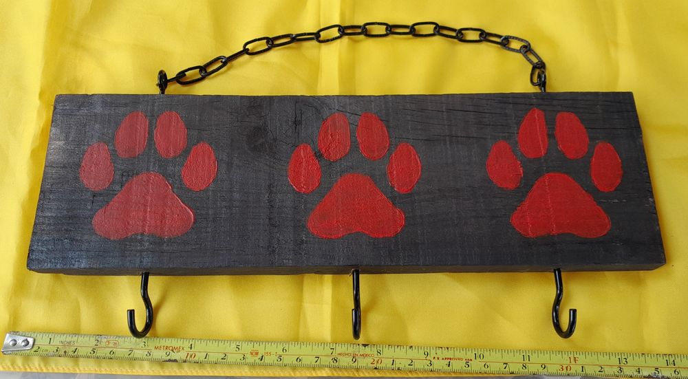 Cabide artesanal em madeira com "patas" cães