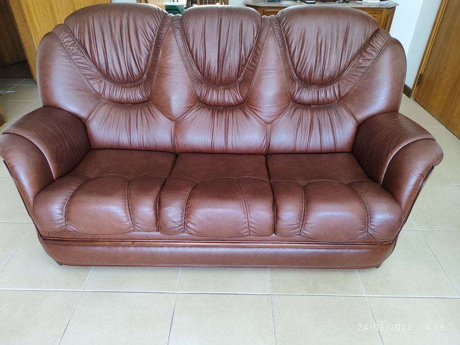 Conjunto de Sofás em Pele