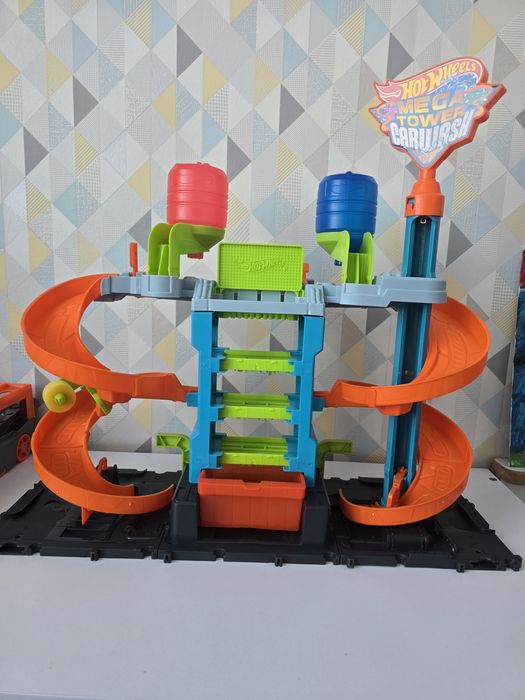 Zakręcona myjnia Hot Wheels