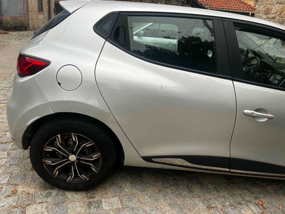 Carro - Renault clio