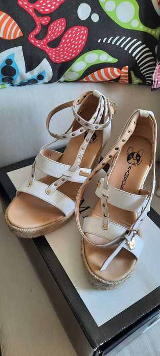 Sandálias Bamburi em pele como novas