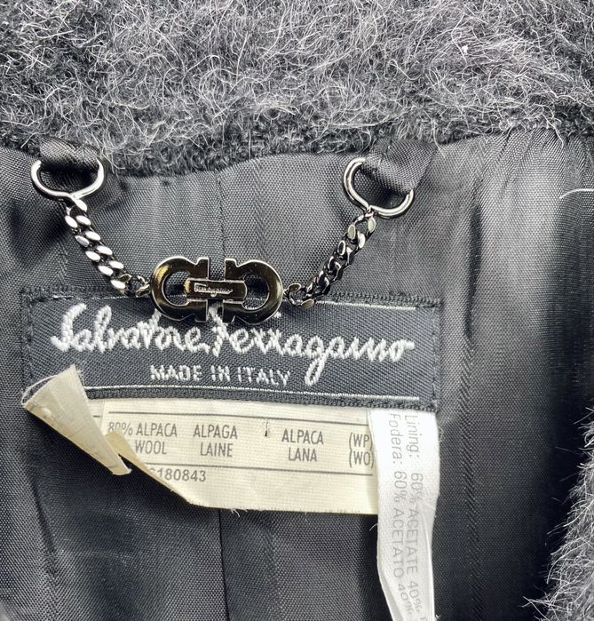 Пальто Salvatore Ferragamo.