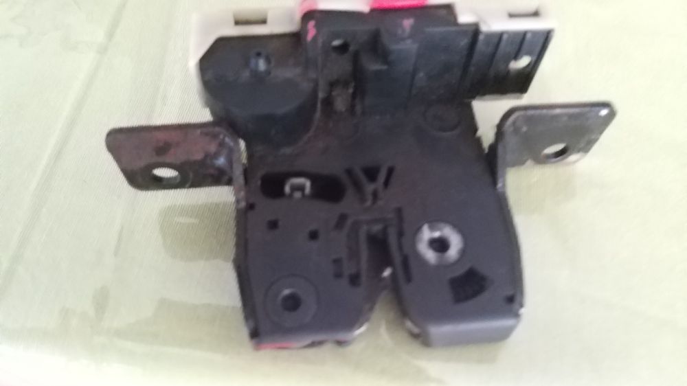 Vendo fechadura da mala carrinha megane 2 ara Renault 11