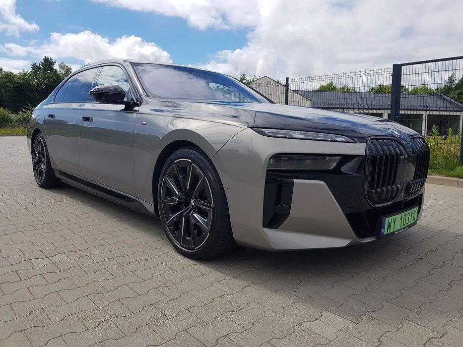 BMW i7