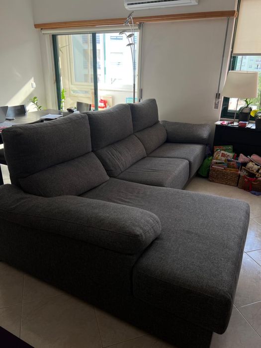 Sofá 3 lugares com chaise longue cinza, e extensao extra