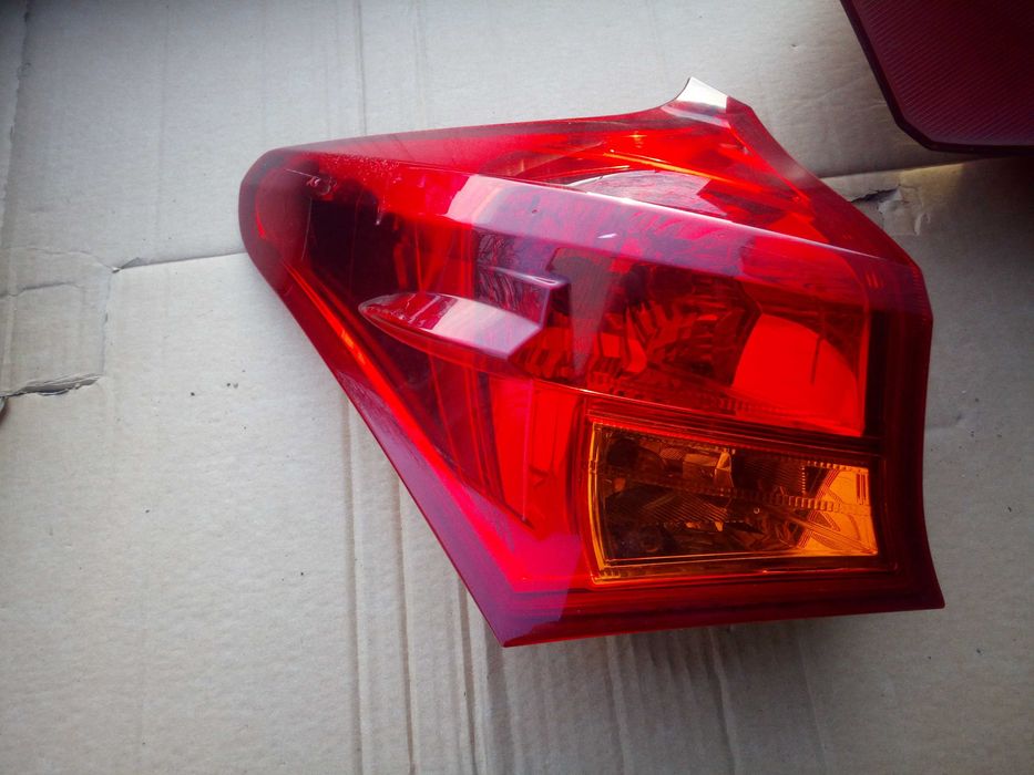 toyota AURIS II 13-15 lampa karoseryjna lewa tył hb