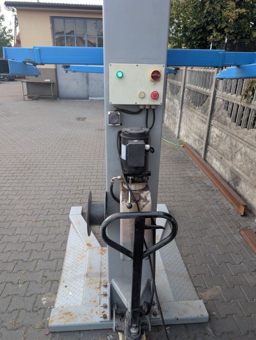 Podnośnik samochodowy jednokolumnowy mobilny