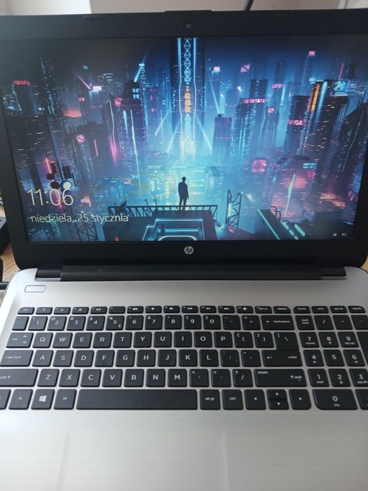 Laptop HP 16", Intel i3, 4 GB RAM, Windows 10 – działa na zasilaczu