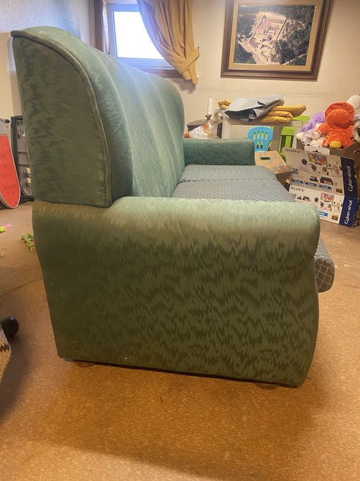 1 Sofá cama e 2 individuais em bom estado.