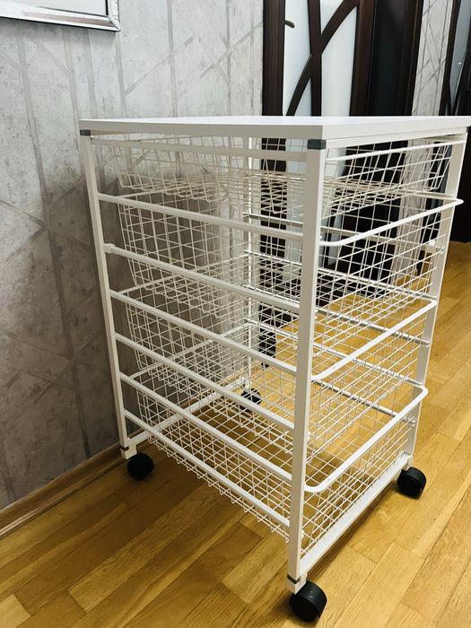 Regał biały na kółkach