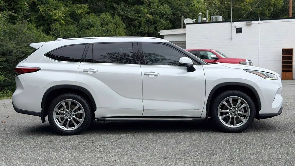 Toyota Highlander Hybrid      2022