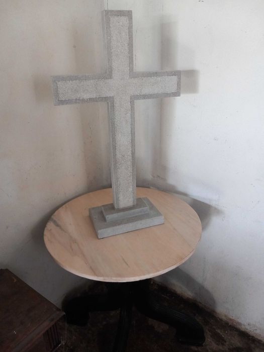 Cruz de pedra, bujadarda dos dois lados, feita a mão