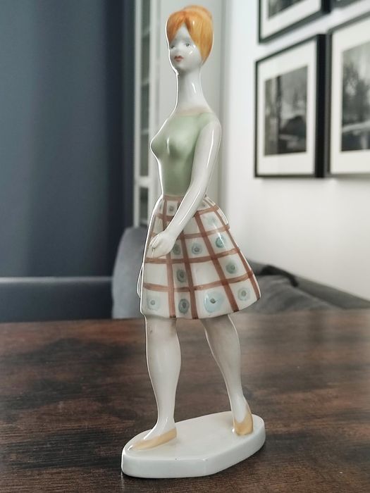 Figurka Modystka blondynka w spódnicy, Hollohaza, lata 60, 24 cm