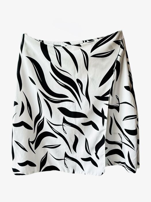 Спідниця міні з принтом листя білого кольору m розмір