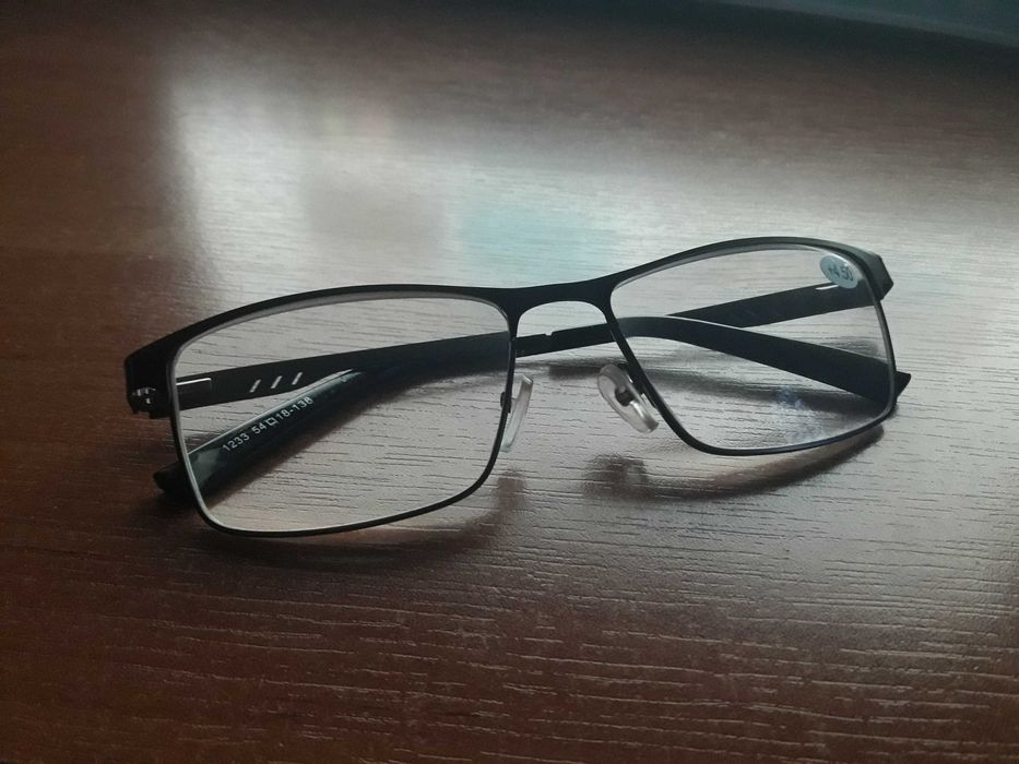 Okulary +4,5 dla starszej osoby z ochronnym filtrem