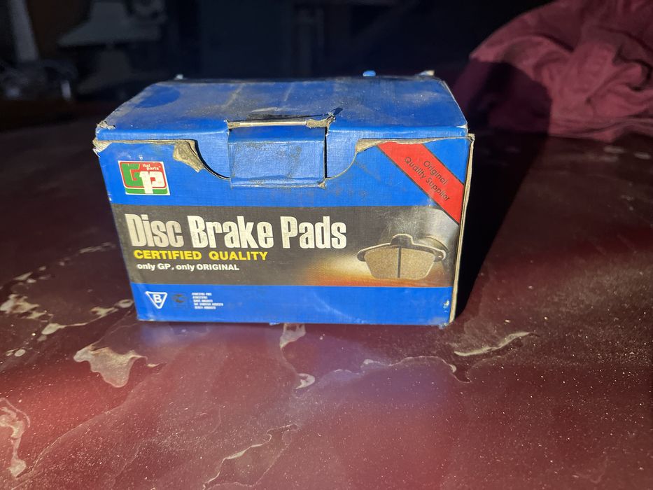 Продаються передні колодки на Е124 мерседес