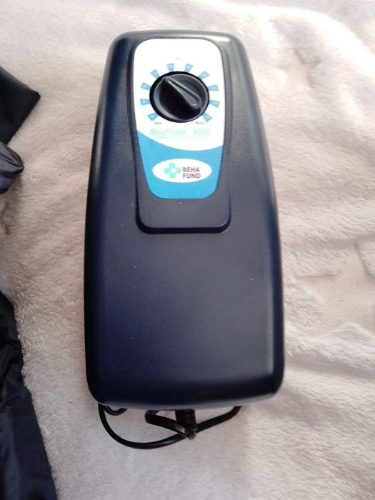 Materac przeciwodleżynowy.