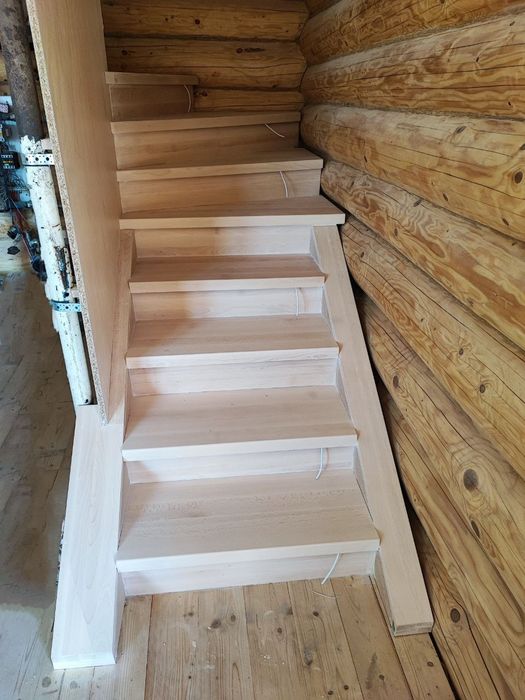 Обшивка лестниц деревом.