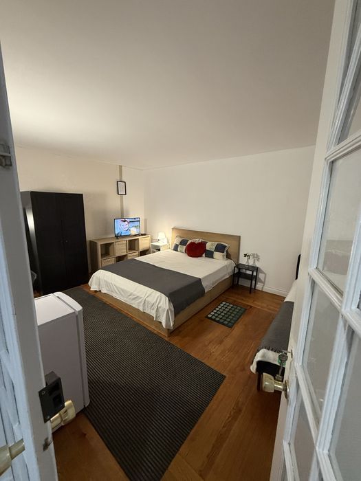 Quarto amplo mobiliado 03 pessoas c despesas incluídas em Frente El corte ingles Lisboa