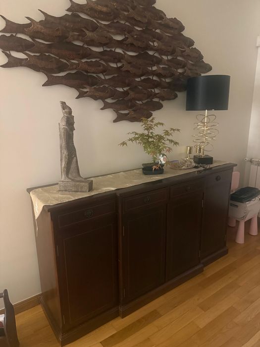 Conjunto Sala de Jantar Completo em Madeira Maciça – Mesa + 6 Cadeiras + Aparador + Cristaleira (Excelente Estado)