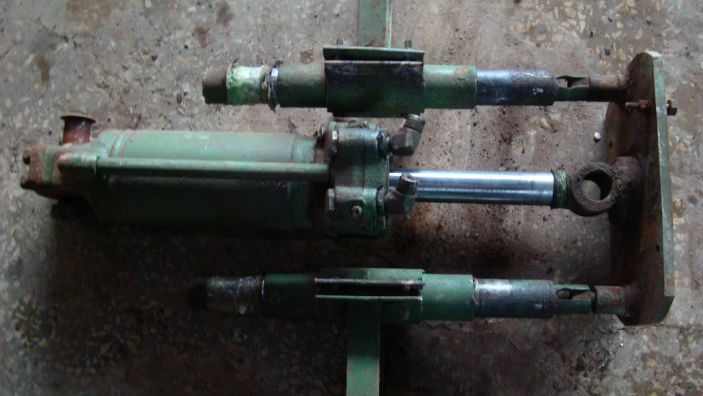 Гидравлический цилиндр с направляющими