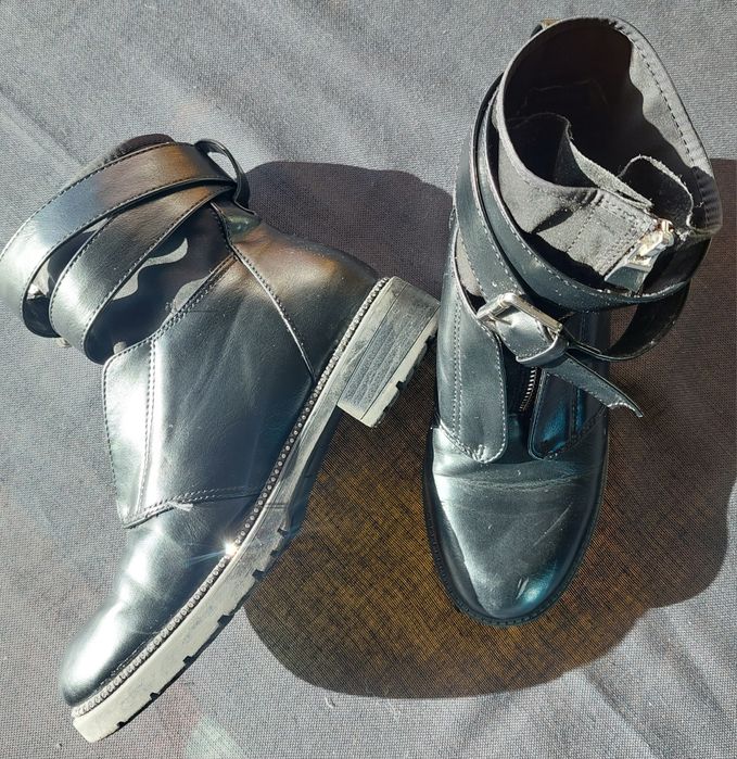 Botas modernas, pretas com fecho e fivelas