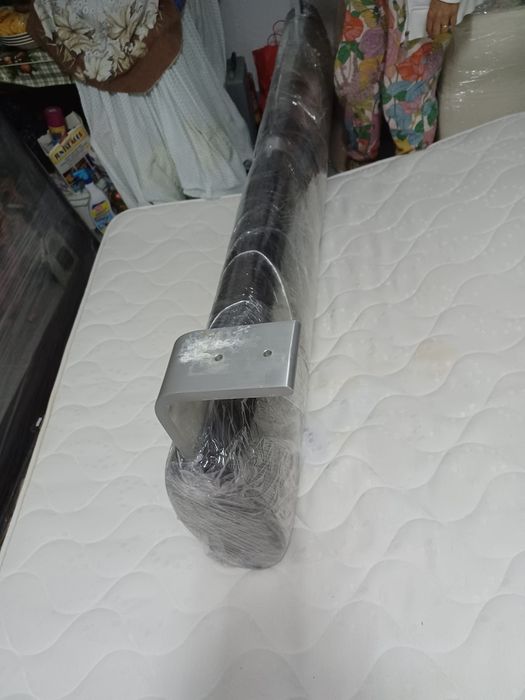 Cama em pele castanho escuro