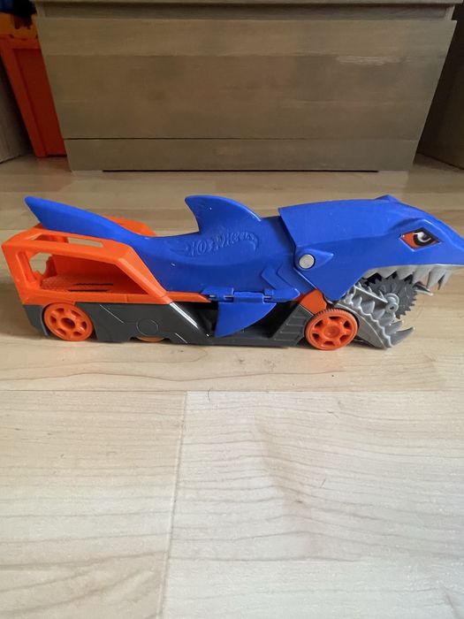 Hot Wheels Shark Chomp Transporter