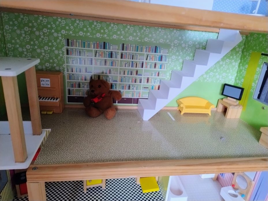 Domek drewniany z mebelkami drewnianymi i windą