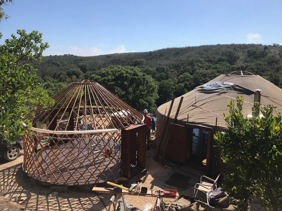 Yurt 24ft + 14ft with 6m Glasswall. Glamping year round. Isolada