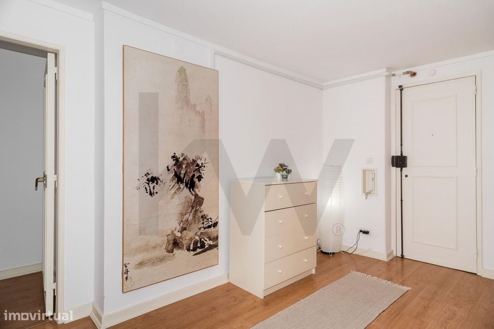 Apartamento T2 com Varanda e Garagem – Centro de Algés, Oeiras
