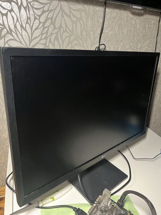 монитор LG 24 дюйма model 24EA430V-B  IPS Full HD