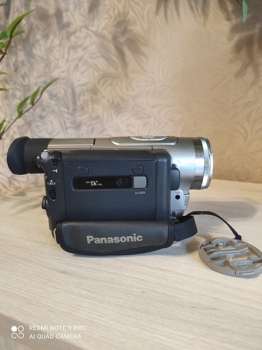 Видеокамера Panasonic NV-DS11 (MiniDV) 
Продам цифровую видеокамеру Panasonic NV-DS11 (формат кассет