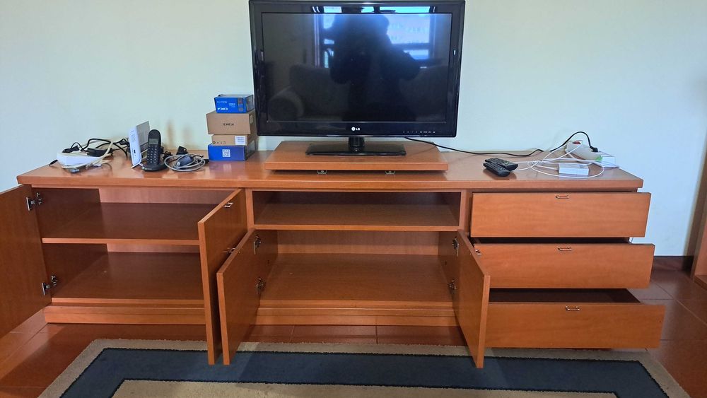 Móvel de sala - para TV - Madeira Maciça em Ótimas condições