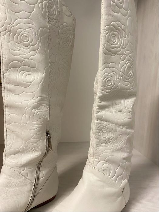 Білі шкіряні чоботи з квітковим принтом, розмір 38