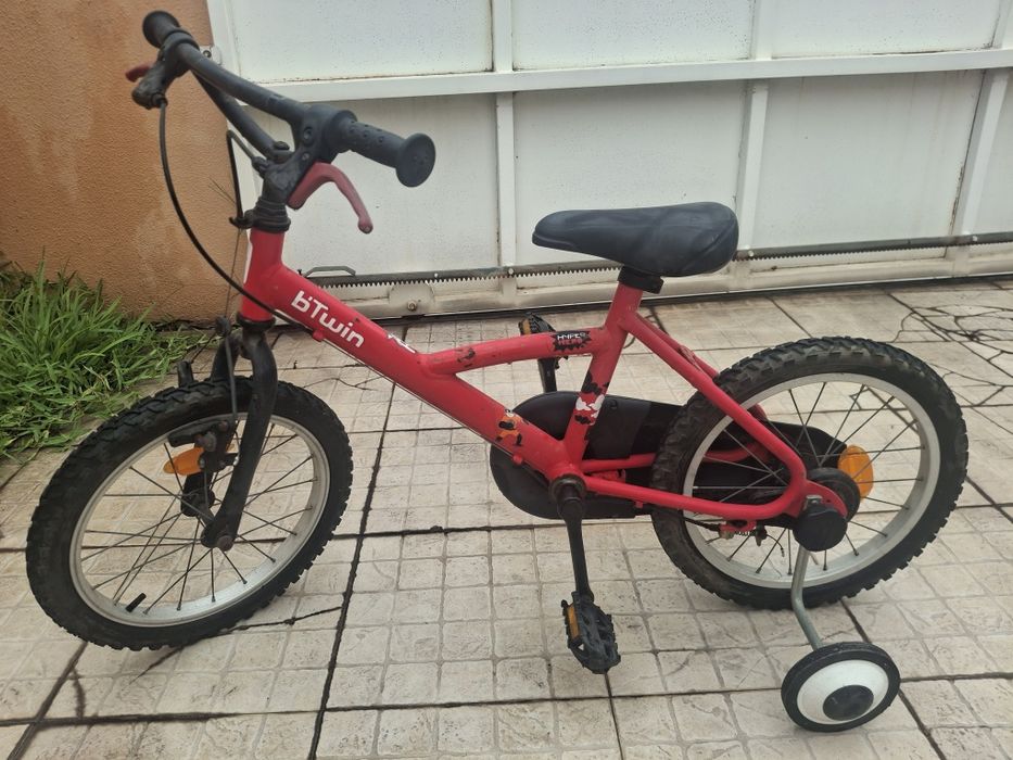 Bicicleta infantil vermelha da marca BTwin