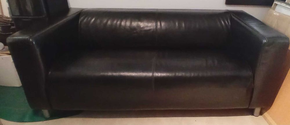 Sofá castanho em pele